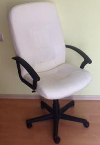 Белое кресло из кожзаменителя
