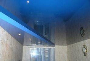 Натяжной потолок синий глянец