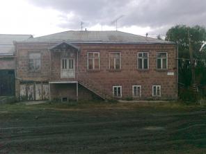 Меняю(продаю) 2 этажный дом в Ахалкалаки на 4 комнатную квартиру в Москве с доплатой(в Ереване).