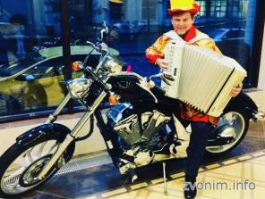 Поющий баянист - тамада и виртуозный исполнитель на праздник в Москве.